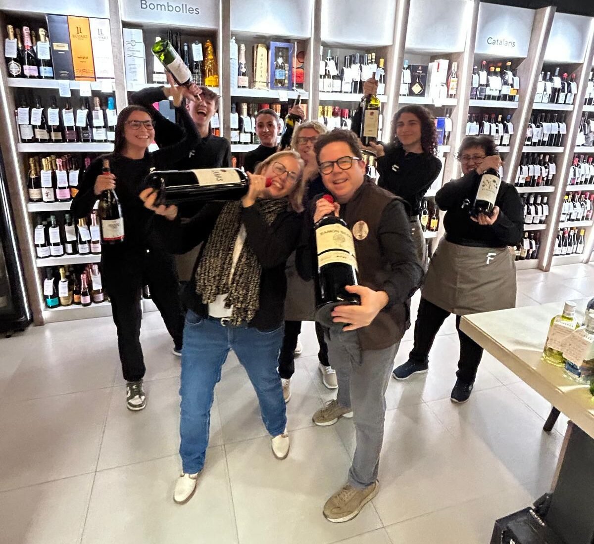 foto en la botiga celebrant el 3r aniversari nostra